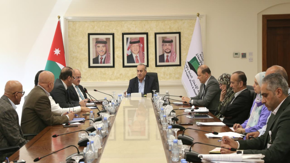 وزير الأشغال العامة والإسكان ماهر أبو السمن، خلال استقباله نقيب المقاولين فؤاد الدويري. (وزارة الأشغال)