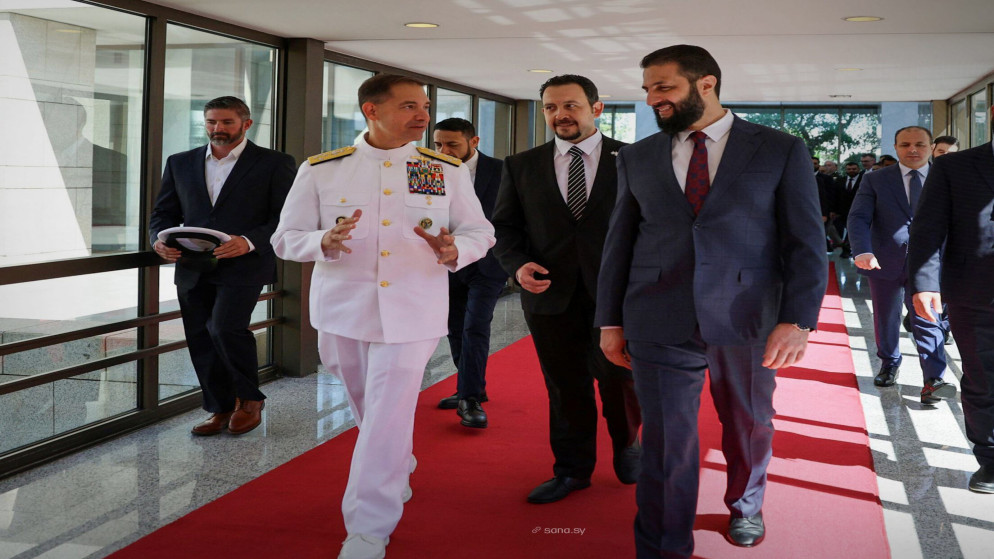 الرئيس السوري أحمد الشرع يستقبل قائد القيادة المركزية الأميركية الأدميرال تشارلز برادلي كوبر. (سانا)