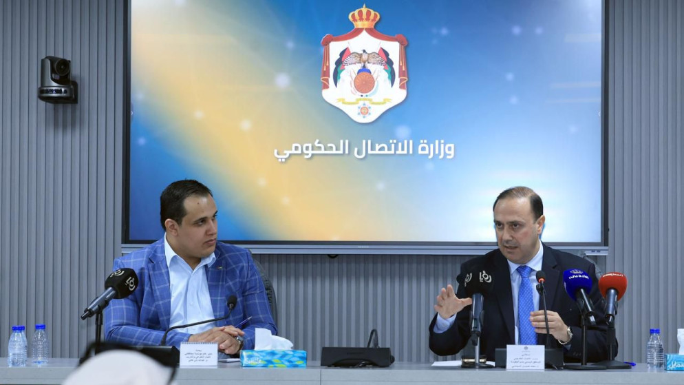 وزير الاتصال الحكومي الناطق الرسمي باسم الحكومة محمد المومني خلال استضافة الوزارة فريق مؤسسة "محافظتي" للعمل التطوعي والتدريب.