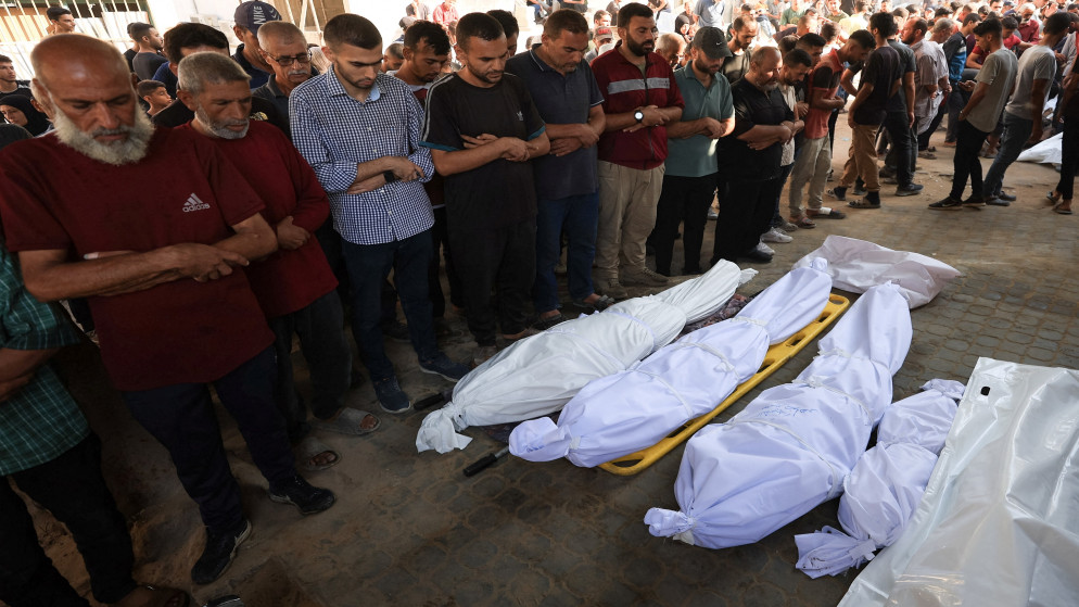 فلسطينيون يصلون على شهداء في مستشفى الشفاء في مدينة غزة، 8 أيلول 2025. (رويترز)