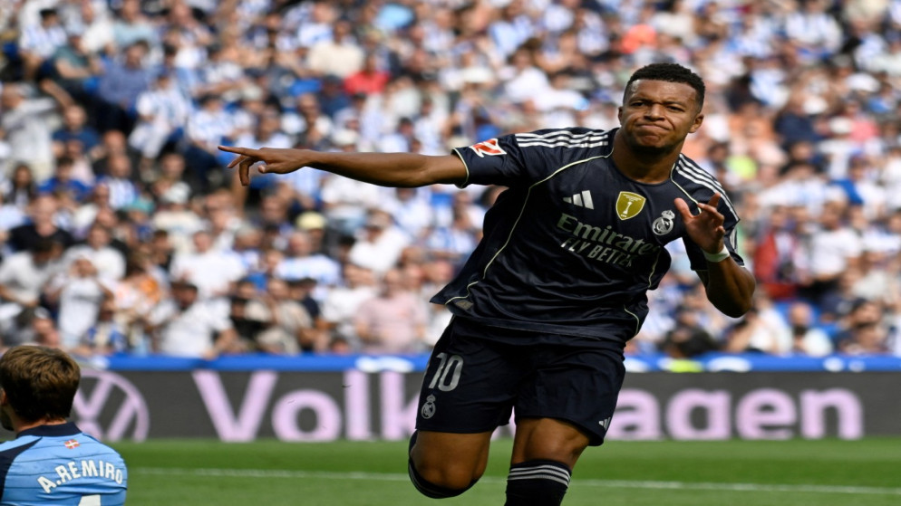 يحتفل مهاجم ريال مدريد الفرنسي كيليان مبابي بتسجيله الهدف الأول لفريقه خلال مباراة الدوري الإسباني لكرة القدم بين ريال سوسيداد وريال مدريد على ملعب أنويتا. سان سيباستيان. 13 أيلول 2025. (أ ف ب)