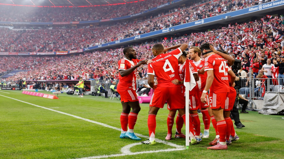 يحتفل لاعب خط وسط بايرن ميونيخ الألماني رقم 45 ألكسندر بافلوفيتش (يمين) مع زملائه في الفريق بعد تسجيله الهدف الثاني خلال مباراة كرة القدم في دوري الدرجة الأولى الألماني لكرة القدم ضد نادي هامبورغ. ميونيخ 13 أيلول 2025. (أ ف ب)