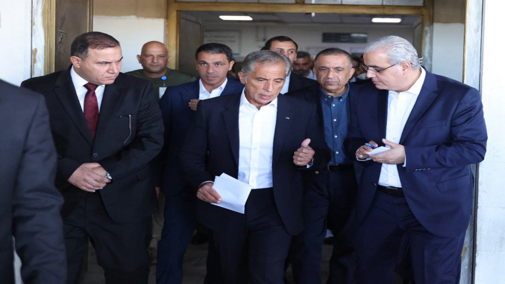 رئيس الوزراء جعفر حسان برفقة وزير الصحة إبراهيم البدور خلال تفقد مستشفى الزرقاء الحكومي. (رئاسة الوزراء)