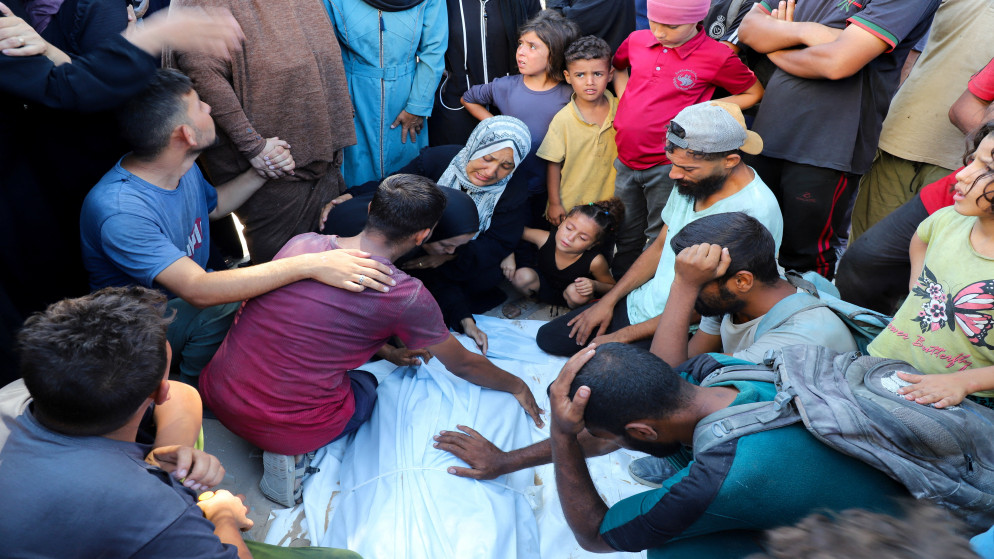 فلسطينيون خلال تشييع جثمان شهداء في مستشفى الشفاء في مدينة غزة، 11 أيلول 2025. (رويترز)