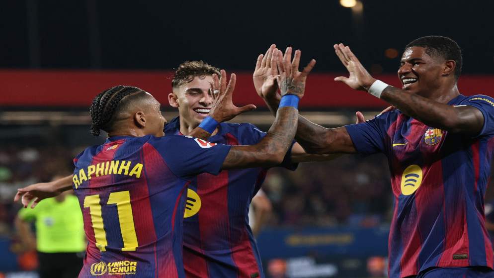 لاعبو برشلونة يحتفلون بتسجيل الهدف الثاني في مرمى فالنسيا، 14 أيلول 2025. (أ ف ب)