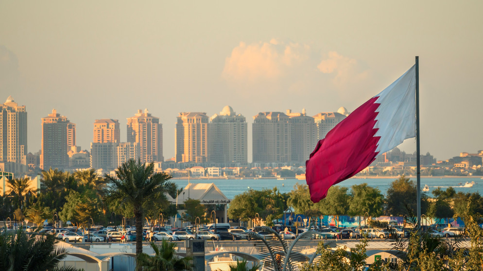 علم قطر في وسط مدينة الدوحة. (istockphoto)