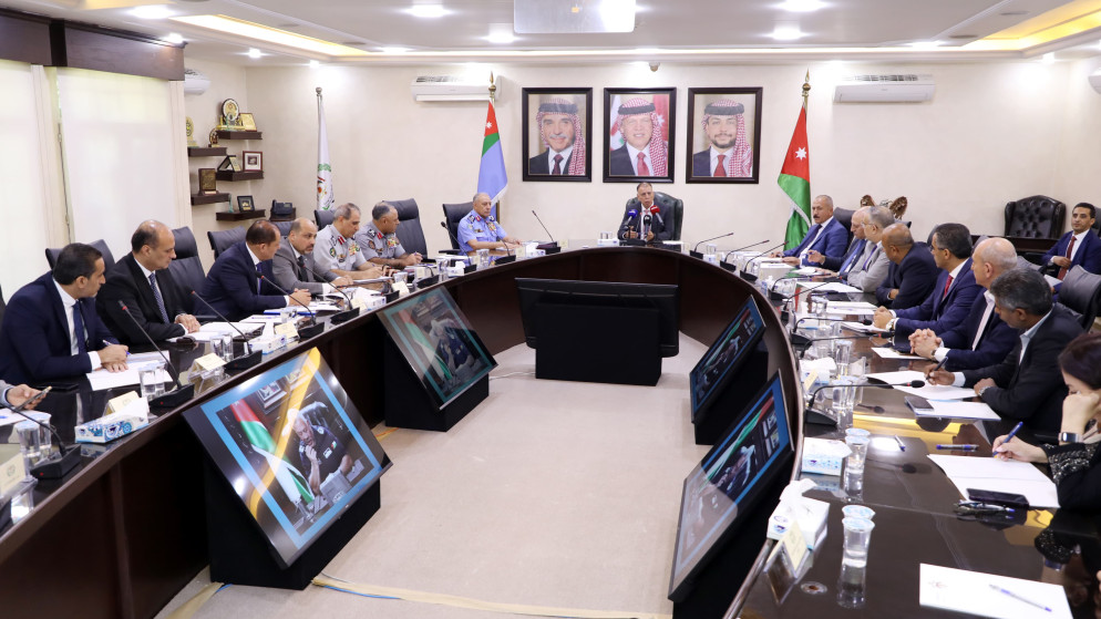 وزير الداخلية مازن الفراية خلال ترؤسه في مقر الوزارة اجتماع المجلس الأعلى للدفاع المدني. (وزارة الداخلية)