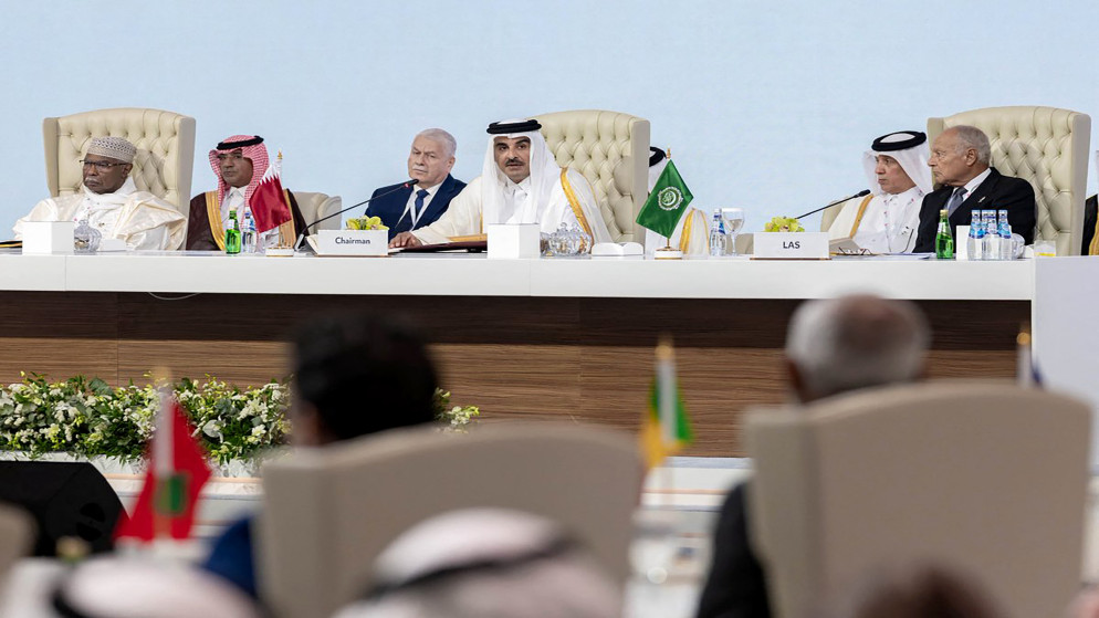 أمير قطر الشيخ تميم بن حمد آل ثاني، وهو يرأس القمة العربية الإسلامية الطارئة لعام 2025 في الدوحة في 15 أيلول 2025. (أ ف ب)