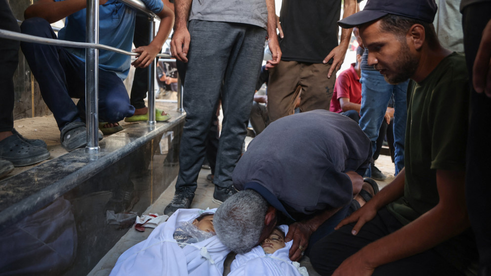 أطفال شهداء بغارات إسرائيلية على غزة، في مستشفى الشفاء في مدينة غزة، 8 أيلول 2025. (أ ف ب)