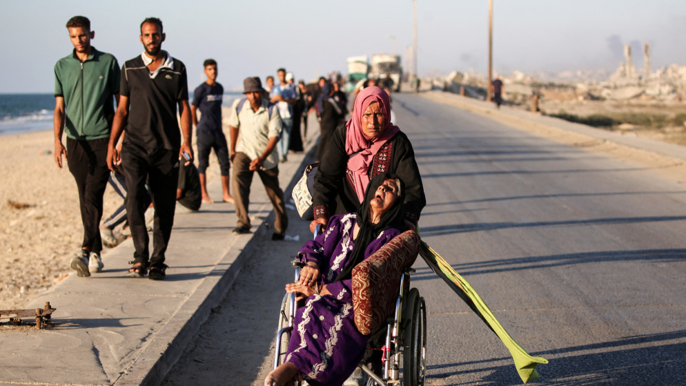 فلسطينيون ينزحون من شمالي قطاع غزة، 12 أيلول 2025. (رويترز)