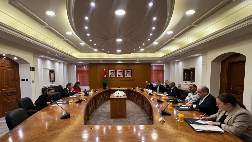 الأمين العام لوزارة الخارجية وشؤون المغتربين، السفير ضيف الله الفايز والممثل الخاص للأمين العام للناتو للجنوب، خافيير كولومينا.(وزارة الخارجية)