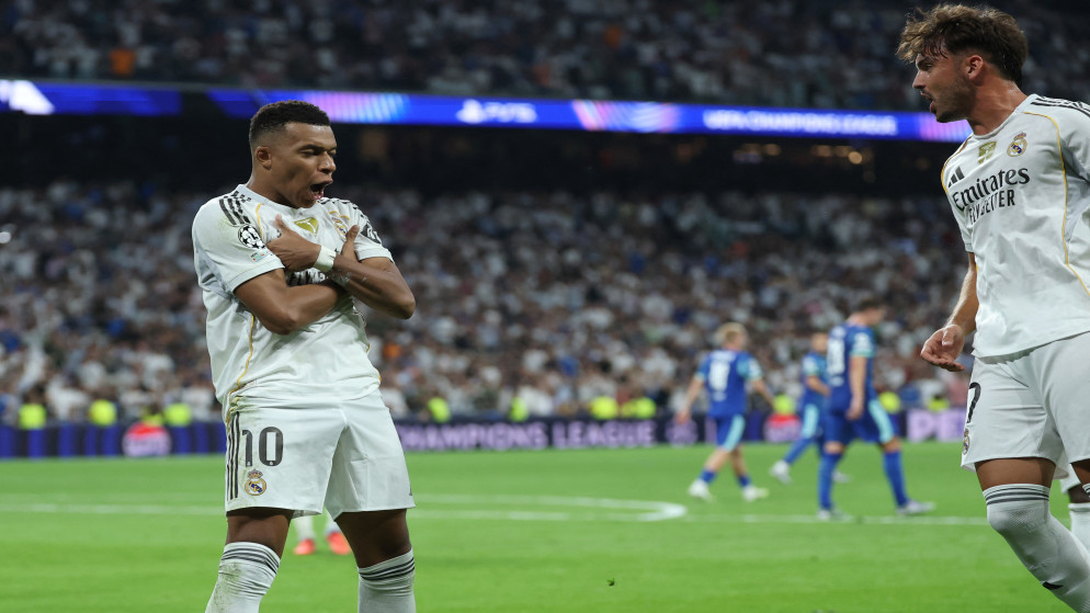 كيليان مبابي مهاجم ريال مدريد الفرنسي يحتفل بتسجيله الهدف الثاني لفريقه من ركلة جزاء. (أ ف ب)