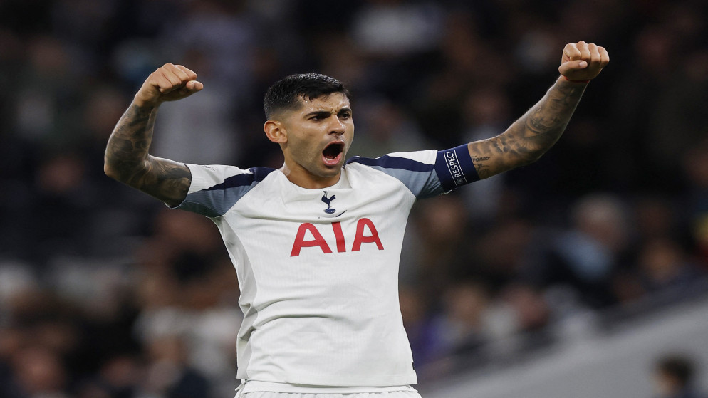 كريستيان روميرو لاعب توتنهام هوتسبير يتفاعل أمام الجماهير في نهاية المباراة. (رويترز)