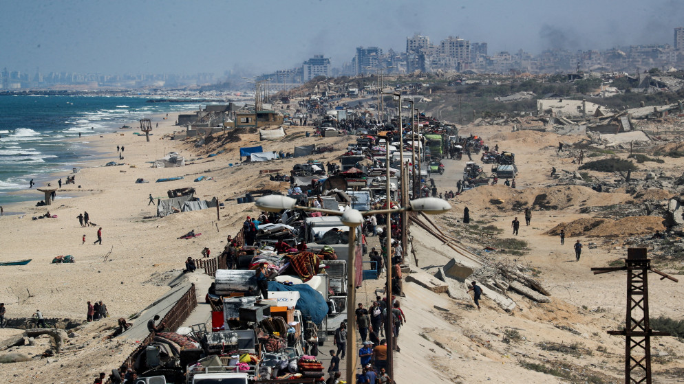 فلسطينيون نازحون فروا من شمال غزة يتجهون جنوبًا 16 أيلول 2025. (رويترز)