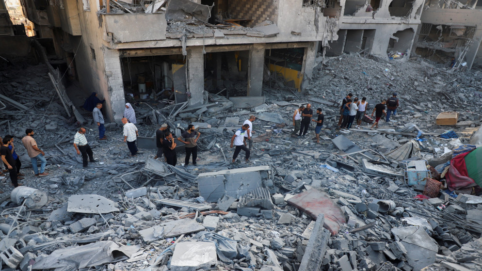 فلسطينيون يتفقدون موقع غارة إسرائيلية ليلية على منزل في مدينة غزة، 16 أيلول 2025. (رويترز)