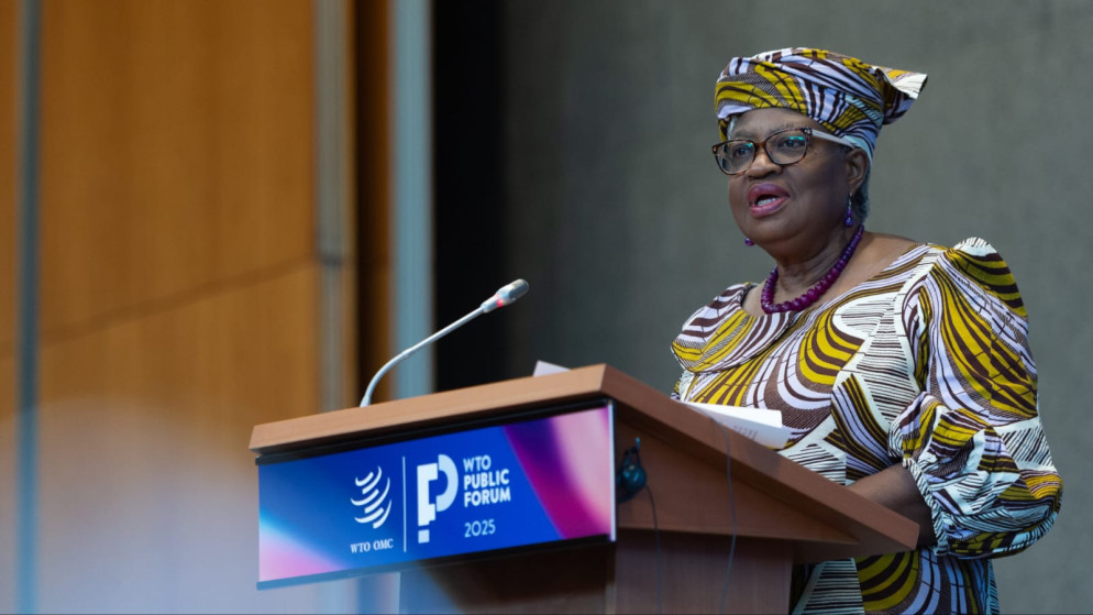المديرة العامة لمنظمة التجارة العالمية، إنغوزي أوكونجو-إيويالا، خلال افتتاح المنتدى العام للمنظمة في جنيف.