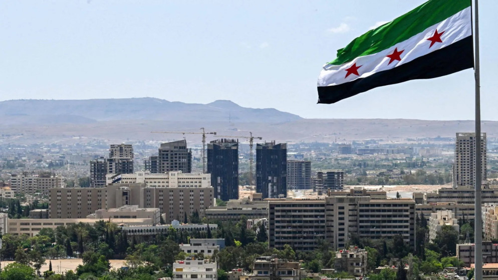 علم سوريا يرفرف فوق حديقة تشرين في دمشق في 4 حزيران 2025. (أ ف ب)