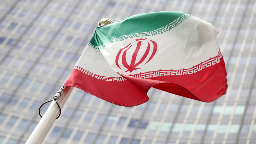 علم إيران أمام مبنى الوكالة الدولية للطاقة الذرية. (رويترز)