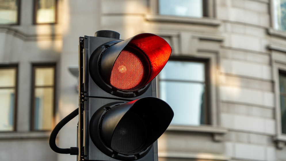 صورة توضيحية لإشارة ضوئية في شارع رئيسي. (istockphoto)