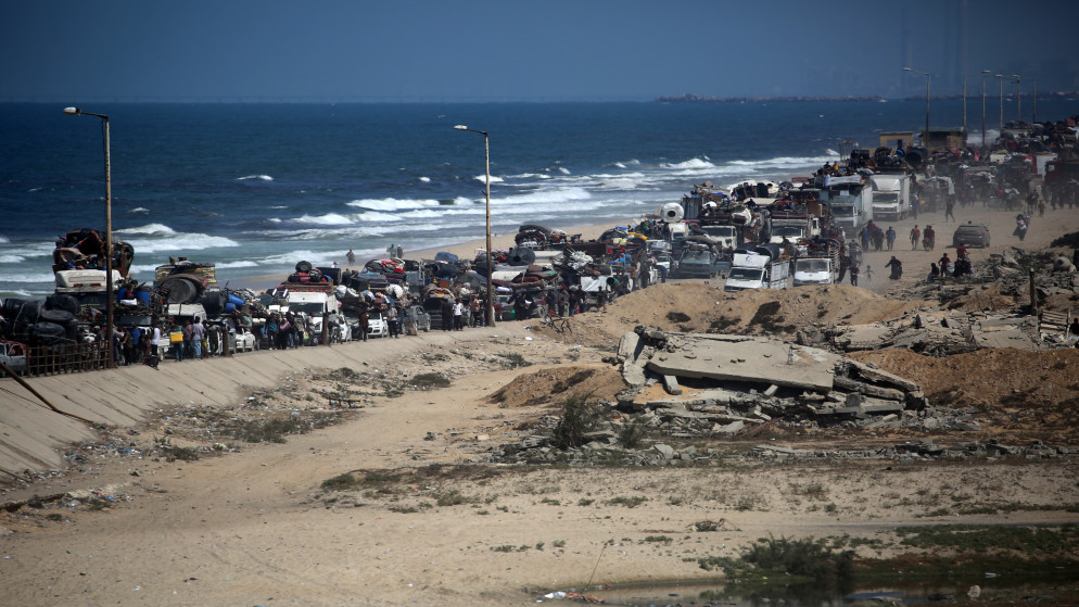 فلسطينيون من مدينة غزة يتجهون جنوبا حاملين أمتعتهم، على الطريق الساحلي قرب مخيم النصيرات في وسط قطاع غزة، 19 أيلول 2025. (أ ف ب)