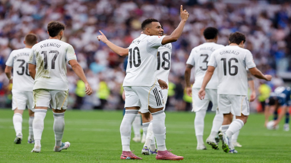 يحتفل مهاجم ريال مدريد الفرنسي 10 كيليان مبابي بعد تسجيله الهدف الثاني خلال مباراة الدوري الإسباني لكرة القدم ضد إسبانيول في ملعب سانتياغو برنابيو. مدريد. 20 أيلول 2025. (أ ف ب)