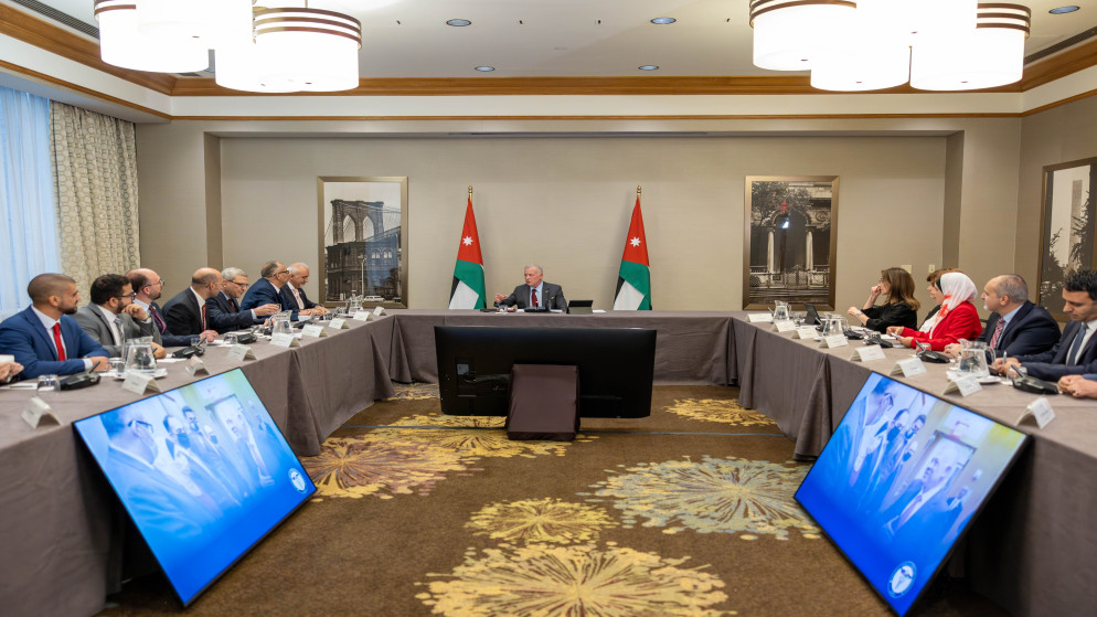 جلالة الملك عبدﷲ الثاني يلتقي في نيويورك مع أعضاء من جمعية الأطباء الأردنية الأميركية. (الديوان الملكي الهاشمي)