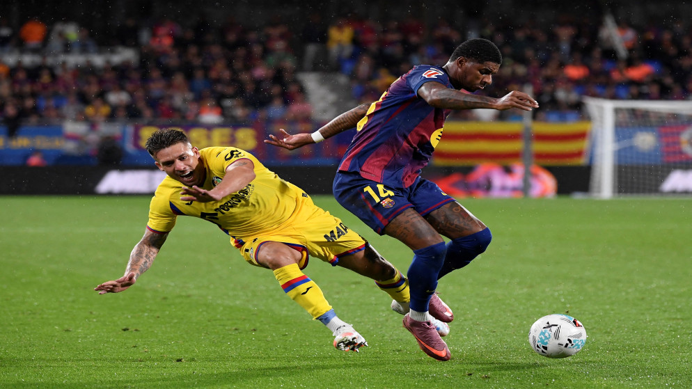 مهاجم برشلونة ماركوس راشفورد ومدافع خيتافي الإسباني فرانسيسكو فيمينيا خلال مباراة الدوري الإسباني لكرة القدم بين نادي برشلونة وخيتافي . 21 أيلول 2025. (أ ف ب)