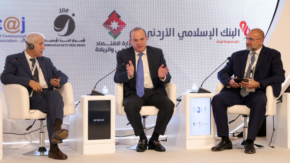 وزير الاقتصاد الرقمي والريادة، سامي سميرات خلال رعايته فعاليات منتدى "استثمر في الاقتصاد الرقمي".