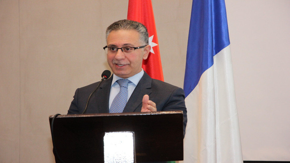 وزير الصناعة والتجارة والتموين يعرب القضاة.