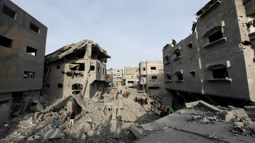 فلسطينيون يتفقدون الأضرار في موقع غارة إسرائيلية على منزل، في مخيم النصيرات للاجئين في وسط قطاع غزة، 7 ديسمبر 2024. (رويترز)