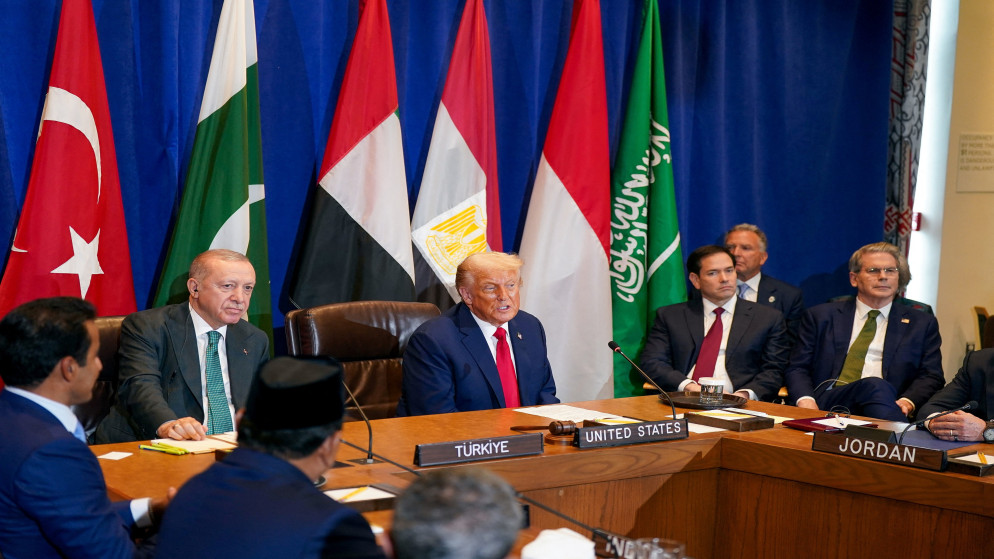 الرئيس الأميركي دونالد ترامب خلال اجتماع متعدد الأطراف عقد بدعوة من الولايات المتحدة الأميركية ودولة قطر. (رويترز)