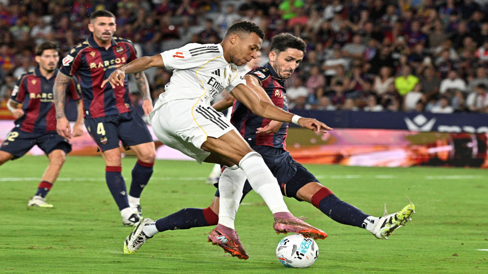 مهاجم ريال مدريد الفرنسي كيليان مبابي ومدافع ليفانتي الإسباني أوناي إلجيزابال خلال مباراة الدوري الإسباني لكرة القدم بين ليفانتي وريال مدريد في فالنسيا في 23 أيلول 2025. (أ ف ب)