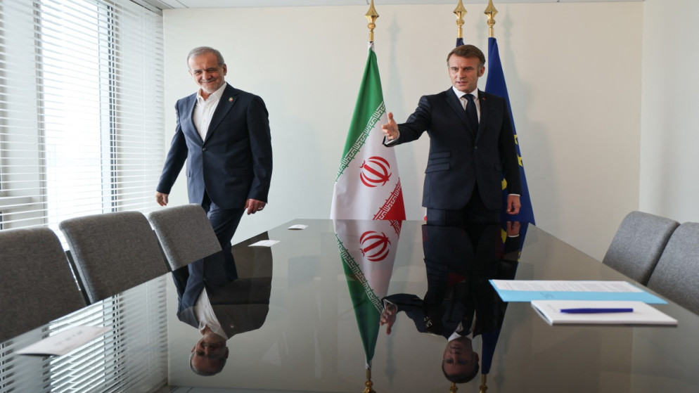 الرئيس الفرنسي إيمانويل ماكرون (يمين) والرئيس الإيراني مسعود بزشكيان (يسار) خلال اجتماع ثنائي على هامش الجمعية العامة للأمم المتحدة في مقر الأمم المتحدة في مدينة نيويورك. الولايات المتحدة. 24 أيلول 2025. (أ ف ب)