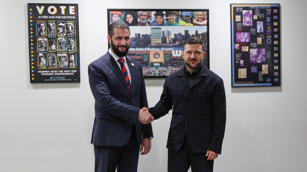 الرئيس الأوكراني فولوديمير زيلينسكي والرئيس السوري أحمد الشرع. (سانا)