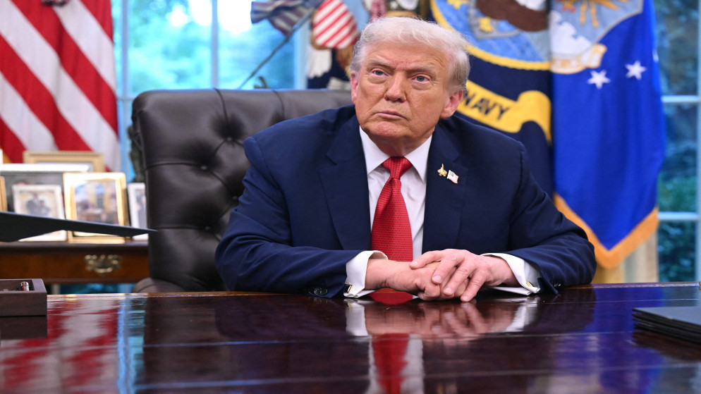 الرئيس الأميركي دونالد ترامب يتحدث إلى الصحافة في المكتب البيضاوي بالبيت الأبيض بواشنطن في 25 أيلول 2025.