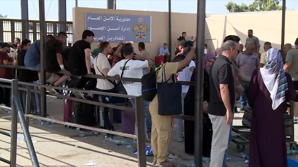 عودة المسافرين من جسر الملك حسين جراء إعادة إغلاقه من الجانب الآخر. (المملكة)