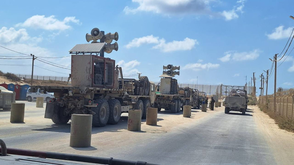 مكبرات صوت على آليات عسكرية تستعد لدخول قطاع غزة. (القناة 12 الإسرائيلية)