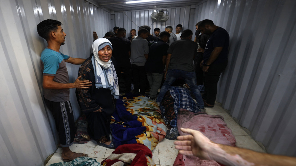 شهداء بغارات إسرائيلية، قرب مخيم النصيرات للاجئين، بمشرحة مستشفى العودة وسط قطاع غزة، 24 أيلول 2025. (أ ف ب)