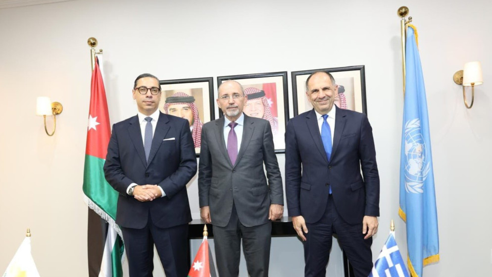وزير الخارجية وشؤون المغتربين أيمن الصفدي، ووزير الخارجية القبرصي كونستانتينوس كومبوس، ووزير الخارجية اليوناني يورجوس يرابيتريتيس