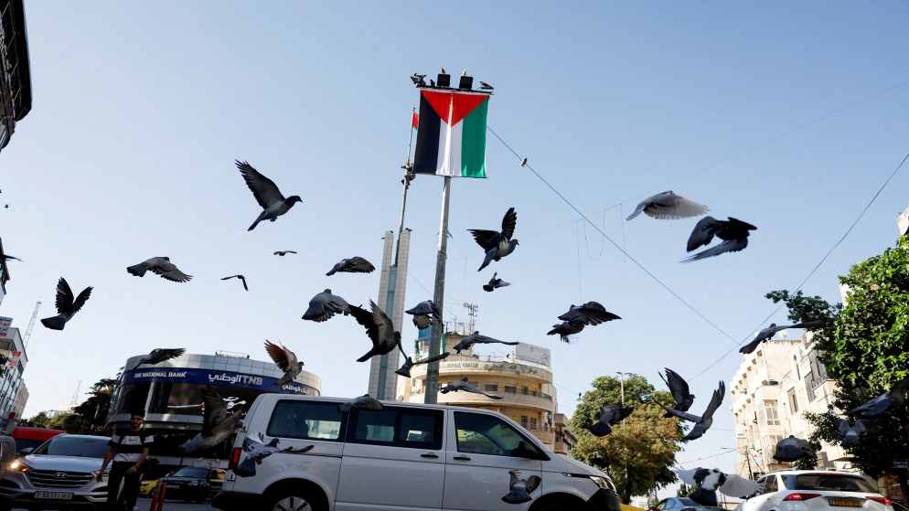علم فلسطيني معلق على عمود في وسط رام الله بالضفة الغربية المحتلة، 22 أيلول 2025. (رويترز)