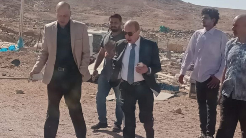 وزير الإدارة المحلية وليد المصري يتفقد مكب النفايات الصلبة في العقبة. (وزارة الإدارة المحلية)