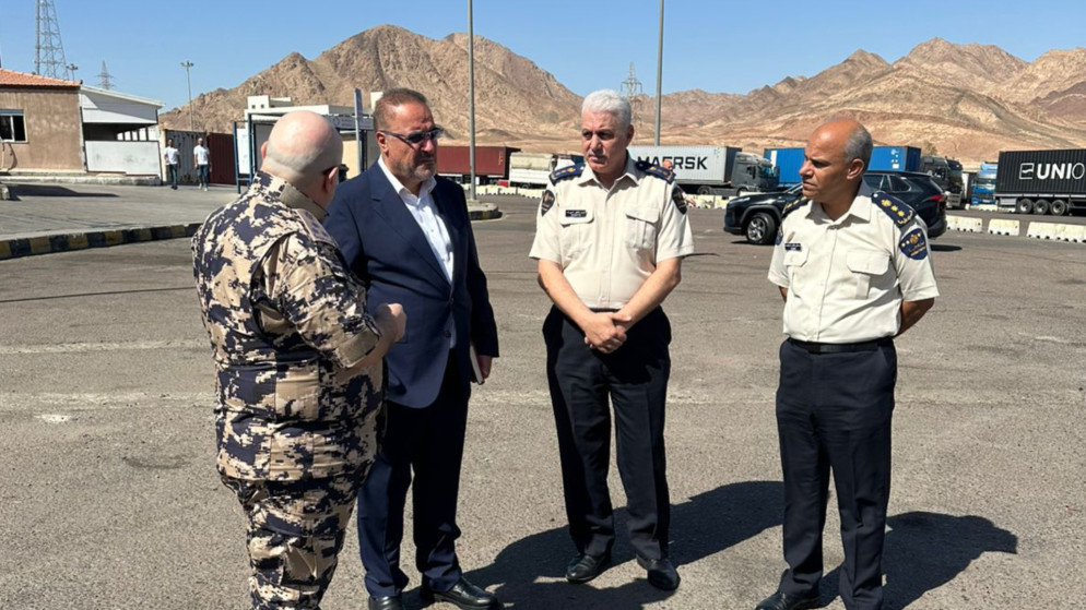 وزير المالية عبدالحكيم الشبلي يقوم بزيارة تفقدية لمركز جمرك العقبة. (وزارة المالية)