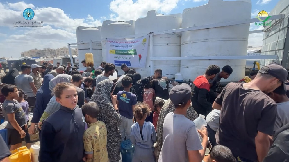 تزويد أهالي جنوب غزة بالماء من خلال مشروع سقيا الماء الذي تنفذه الهيئة الخيرية الأردنية الهاشمية بالتعاون مع لجنة زكاة المناصرة.