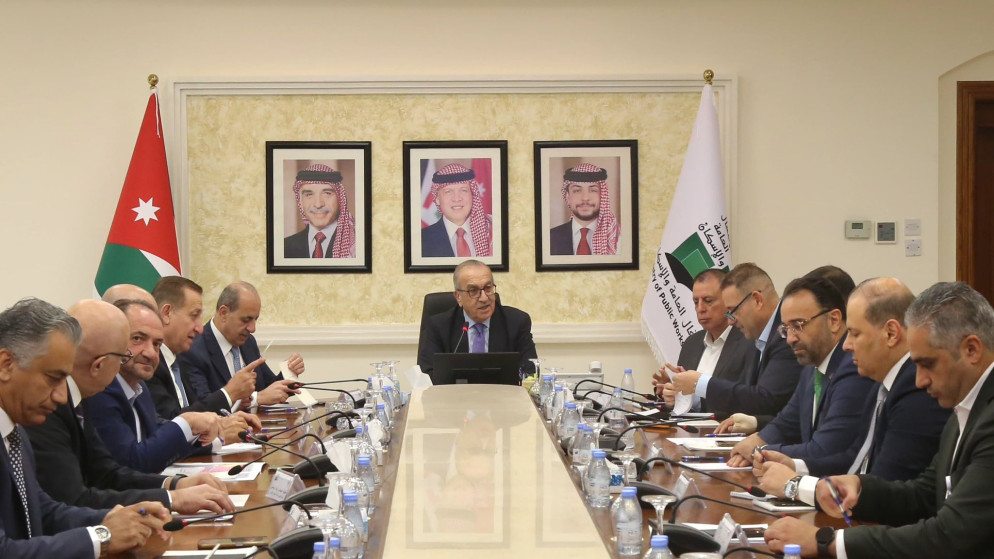 اجتماع حكومي موسع لمتابعة أعمال تطوير منطقة البحر الميت. (وزارة الأشغال العامة)