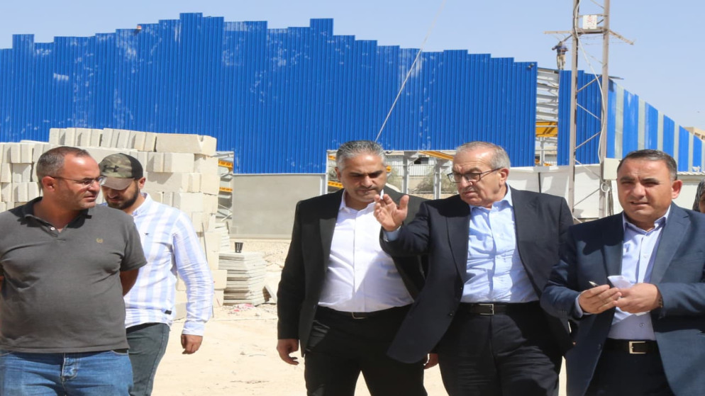 وزير الأشغال العامة والإسكان ماهر أبو السمن خلال جولة ميدانية تفقدية إلى موقع العمل في منطقة وادي العش بمحافظة الزرقاء