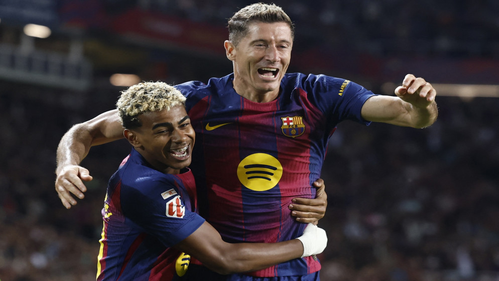البولندي روبرت ليفاندوفسكي، لاعب نادي برشلونة مع زميله لامين جمال بعد فوزهم على ريال سوسييداد. 28/09/2025. (أ ف ب)