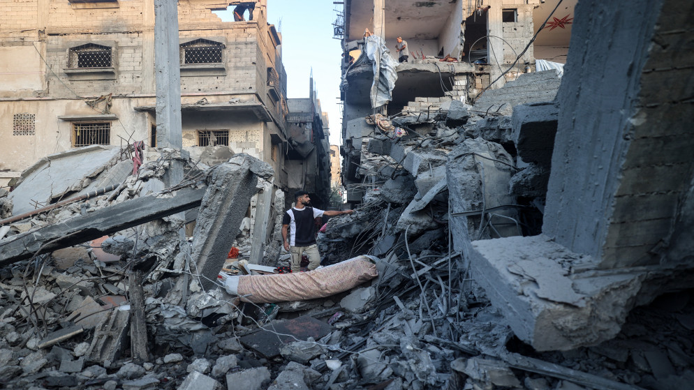 فلسطيني يقف وسط أنقاض مبنى دمرته غارة إسرائيلية، في مخيم النصيرات في وسط قطاع غزة، في 28 أيلول 2025. (أ ف ب)