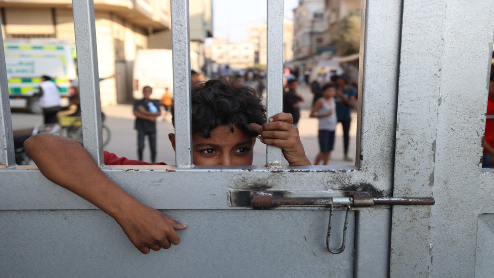 طفل فلسطيني ينظر إلى مستشفى العودة في وسط قطاع غزة في 24 أيلول 2025. (أ ف ب)