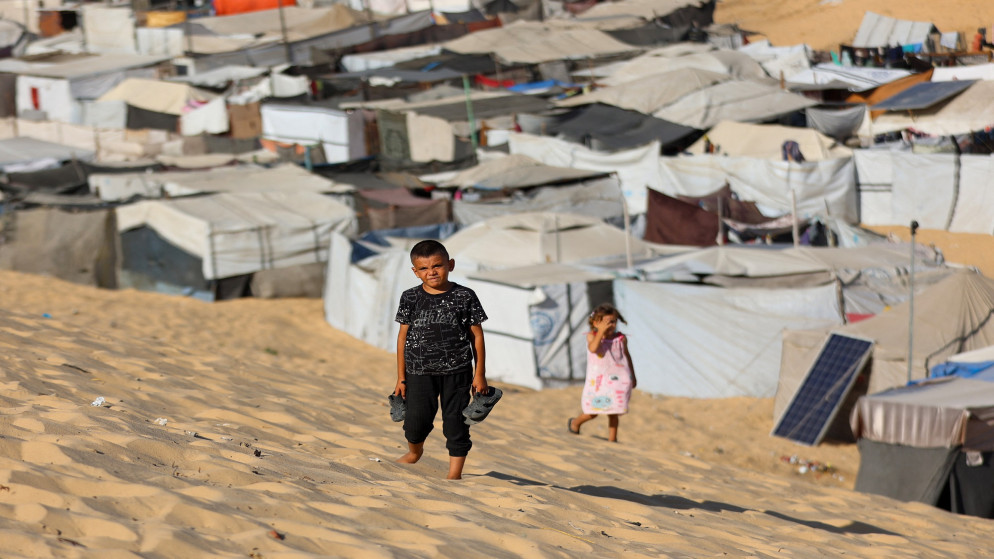 طفلان غزيان يقفان على أنقاض المأساة في غزة. 30 أيلول 2025. (أ ف ب)