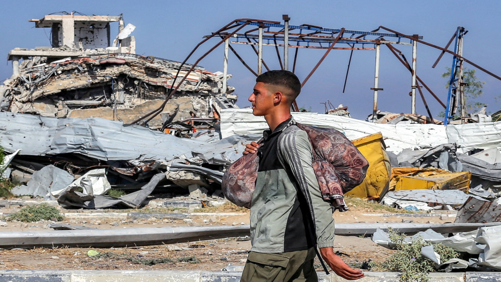 فتى فلسطيني على دروب النزوح وأنقاض المأساة في غزة. 29 أيلول 2025 (أ ف ب)
